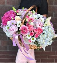 Цветочная композиция из Розы, Хризантемы, Пионы и Лизиантусы в корзине в Макашевке